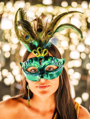 Federmaske mit Pfauenfedern grün