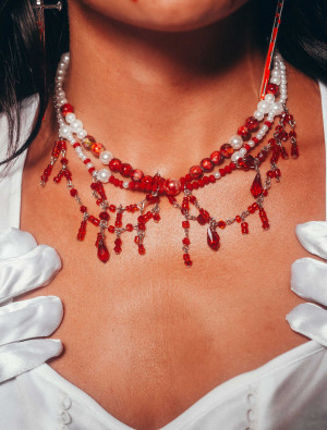 Choker Perlen blutig weiß/rot
