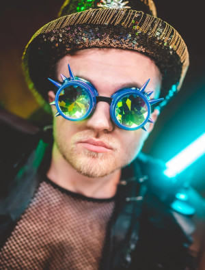 Brille Steampunk mit bunten Gläsern und Nieten mehrfarbig