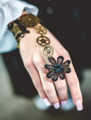 Handkette mit Schmetterling & Zahnrädern schwarz
