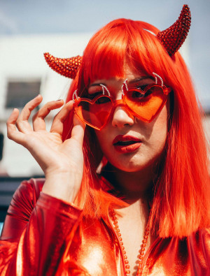 Brille Herz mit Hörnern rot