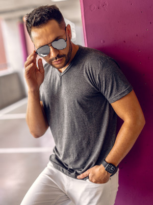 Antracytowy t-shirt męski bez nadruku w serek Bolf 192131A