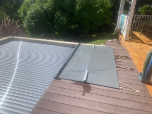 Escalier sur longueur avec volet : La bâche à barres PVC