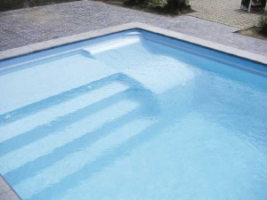 Piscine coque BYZANCE 8 : 8.20 x 4.20 x 1.50m + ECO pièces à sceller sans filtration