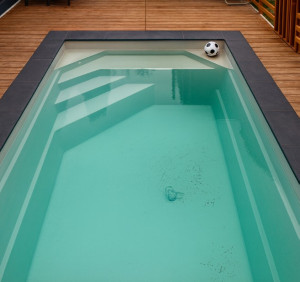 Piscine coque Rome 4,43 x 2,56 x 1,45 m + LUXE + Box palette