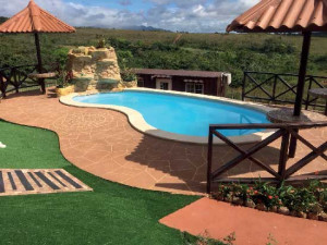 Piscine coque Pompéi 1 : 5.80 x 3.50 x 1.40 m + LUXE pièces à sceller sans filtration