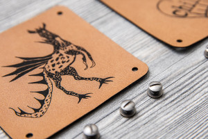 DORTEX|Set mit "Drache/Fledermaus" Kunstleder-Etiketten | 2go