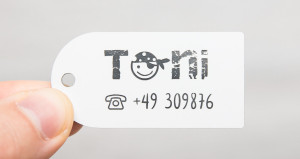 étiquette de sac, étiquette de nom avec numéro de téléphone et motif de pirate en blanc