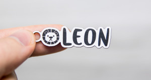 10 pendentifs découpés avec nom et motif