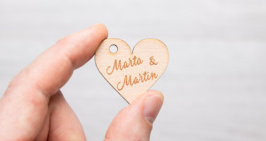 10 pendentifs en forme de cÅ“ur en bois de hÃªtre avec l'inscription "Marta et Martin".