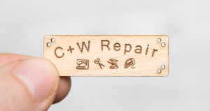 10 étiquettes en bois avec l'inscription "C+W repair" avec des motifs colorés à la main en bois de hêtre