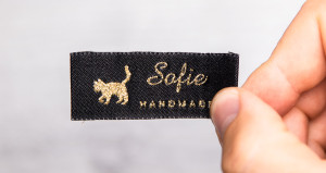 Étiquettes textile Cottonera Nova pour branding tissées 50 pièces personnalisables