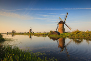 Bild auf Fensterfolie - Windmühlenstraße Kinderdijk oder mit Eigene...