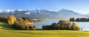 Foto auf Fensterfolie - Blicküberdenforggenseezudenallgäueralpenim ...