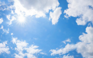 Wunschmotiv als Fensterfolie - Blauer Himmel Und Strahlender Sonnen...