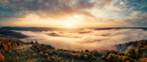 Motiv auf Fensterfolie - Panorama Nebliger Landschaft Bei Sonnenauf...
