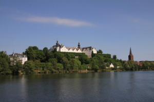 Foto auf Glas-Schneidebrett - Plön Schloss Mit Kirche oder mit Eige...