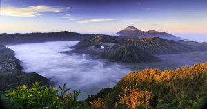 Bild auf Glas-Schneidebrett - Sunrise At Mount Bromo Java Indonesia...