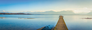 Bild auf Glas-Schneidebrett - Steg Am Chiemsee Mit Blick Auf Alpen ...