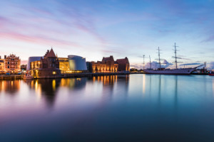 Wunschmotiv Glas-Schneidebrett - Ozeanumundgorchfockiinstralsundbei...
