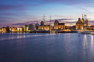 Wunschbild als Grußkarte - Stralsund Mit Dem Ozeaneum Am Abend oder...