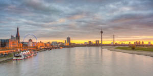 Wunschbild als Grußkarte - Die Skyline Von Düsseldorf oder mit Eige...