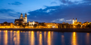 Foto Grußkarte - Magdeburg Mit Dom Und Fürstenwall Am Abend oder mi...