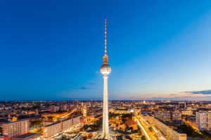 Wunschbild auf Grußkarte - Berliner Fernsehturm In Berlin Bei Nacht...
