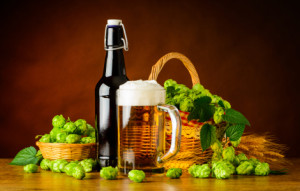 Bild auf Kissen - Stillleben Flasche Und Maß Bier Mit Hopfen oder m...