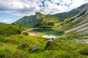 Bild auf Kissen - Wunderschöner Bergsee Im Tannheimer Tal oder mit ...