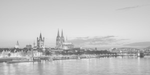 Wunschmotiv auf Labeldruck - Die Skyline Von Köln Am Abend Schwarz-...