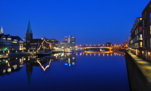 Wunschbild als Leinwanddruck - The River Weser At Night oder mit Ei...