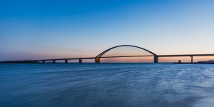 Fotoleinwand - Fehmarnsundbrücke Blaue Stunde oder mit Eigenem Foto