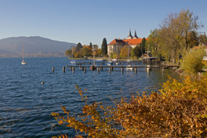 Bild auf Leinwanddruck - Schloss Tegernsee Herbstlich oder mit Eige...
