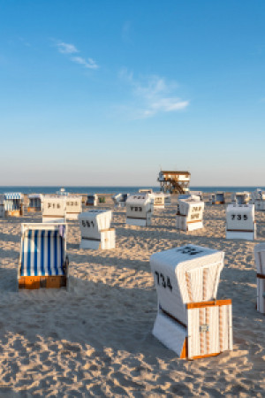 Foto auf Leinwanddruck - Strandkörbe Am Nordseestrand oder mit Eige...