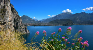 Fotoleinwanddruck - Steilufer Am Westlichen Gardasee oder mit Eigen...