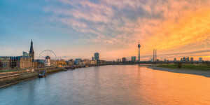 Wunschmotiv auf Leinwanddruck - Düsseldorfer Skyline Bei Sonnenunte...