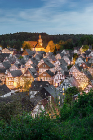 Motiv auf Leinwanddruck - Freudenberg Im Siegerland Am Abend oder m...