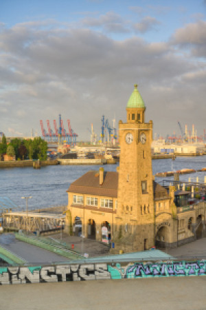 Bild auf Leinwand - Morgens Bei Den Landungsbrücken In Hamburg oder...