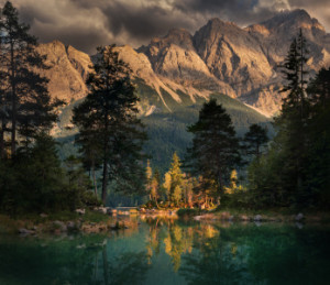 Fotoleinwand - Dramatische Bergseelandschaft Mit Dunklen Wolken ode...