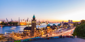 Fotoleinwanddruck - St Pauli-Landungsbrücken In Hamburg Bei Nacht o...