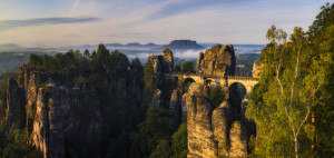 Wunschbild auf Leinwanddruck - Basteibrücke Im Sommer oder mit Eige...