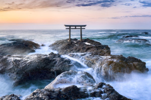 Foto Mousepad - Japanisches Torii Am Meer Mit Sonnenlicht oder mit ...