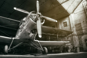 Wunschmotiv als Poster - Historisches Flugzeug Im Hangar oder mit E...