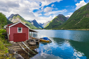 Motiv auf Posterdruck - Fjaerlandfsjord Mit Roter Holzhütte In Norw...
