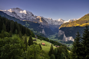 Bild auf Posterdruck - Lauterbrunnental Schweiz oder mit Eigenem Foto