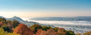 Foto auf Schieferplatte - Drachenfels Und Rheintal Im Nebel oder mi...