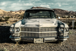 Tapete - Autowrack Am Death Valley oder mit Eigenem Foto