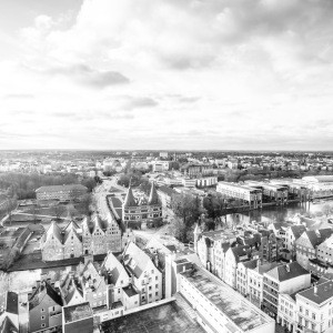 Wunschbild Tapete - Holstentorplatz Lübeck -S-W- oder mit Eigenem F...