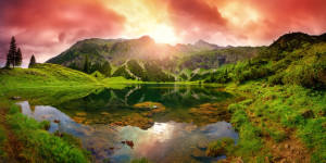Bilder Tapete - Dramatischer Sonnenaufgang Über Einem Bergsee oder ...